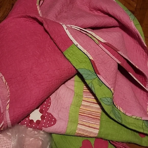 [Item 55] 100% quilt with sham Queen size reversible- girls